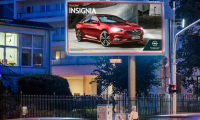 Opel Insignia reklamuje się na nośniku Dynamic Backlight