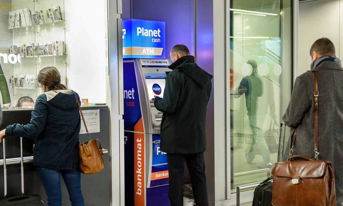 reklama na ekranach bankomatów