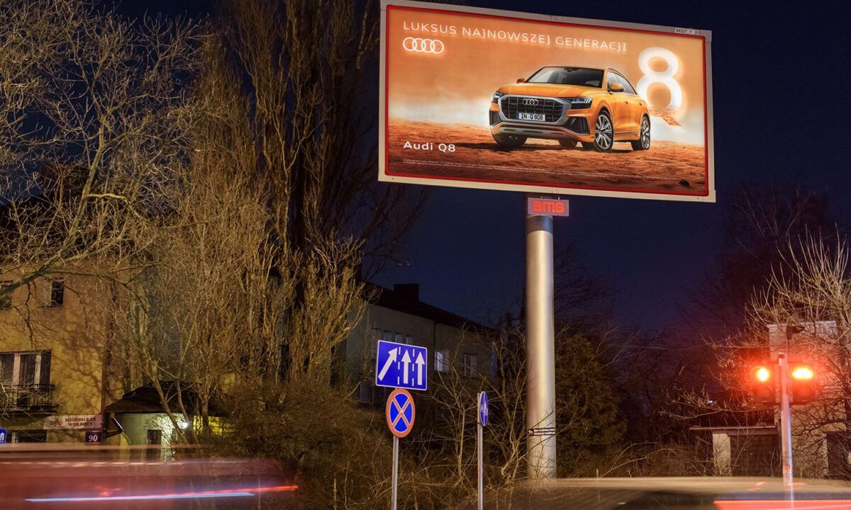 Reklama Audi na nośnikach AMS - Dynamic Backlight odwzorowująca rzeczywiste działanie świateł samochodu.
