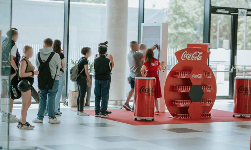 Coca-Cola angażuje klientów w warszawskich galeriach handlowych, wykorzystując nową ofertę ambientową od AMS